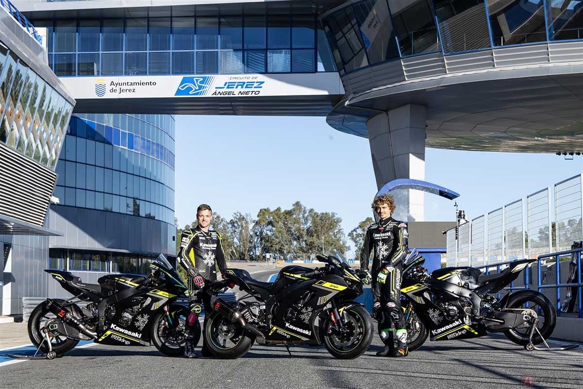 世界限定25台のカワサキ「Ninja ZX-10RR Winter Test Limited Edition」とカワサキ・レーシング・チームのA・ロウズ選手(左)とアクセル・バッサーニ選手(右)
