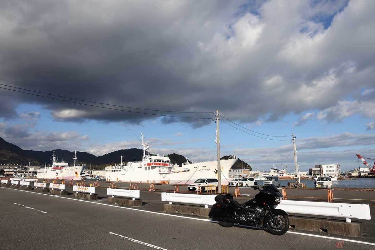 愛車のハーレー「ロードグライド」で当てもなく走ってきた筆者が昼時に着いたのは静岡県の焼津港。昼飯をどこで食べようかと振り向くと「小川港魚河岸食堂」の看板があった