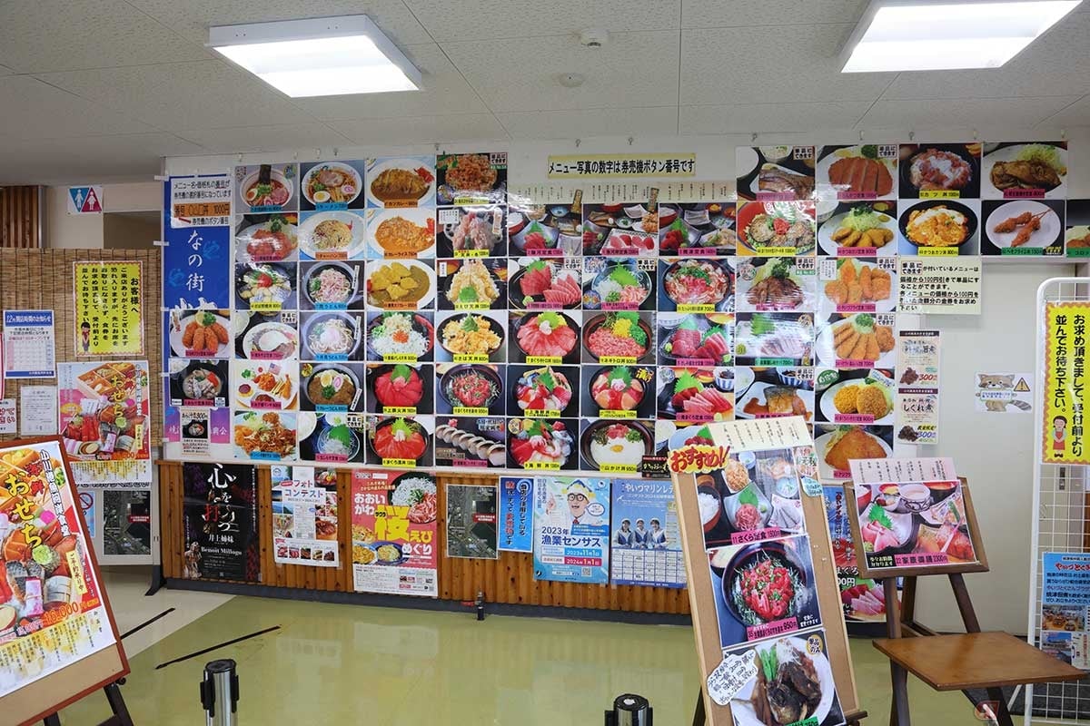 壁一面に美味しそうなメニュー写真が貼られている。注文は食券を購入して受付に持って行く