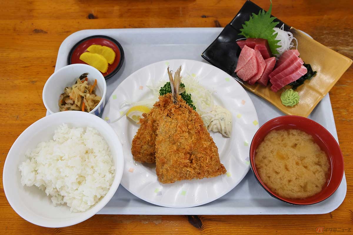 「小川港魚河岸食堂」の「アジフライ定食」に「南まぐろ刺身」を単品で追加。満足感マックスな昼ごはんになった