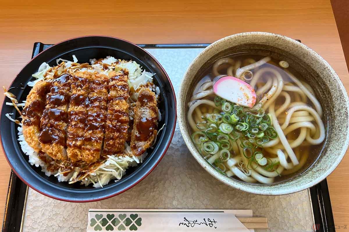 名神高速「伊吹PA」（下り）でいただく味噌カツ丼かけうどんセット」（980円）は、左にこってり、右にあっさりの丼が並ぶ対照的なセット。これが飽きない組み合わせで、最後まで美味しく完食