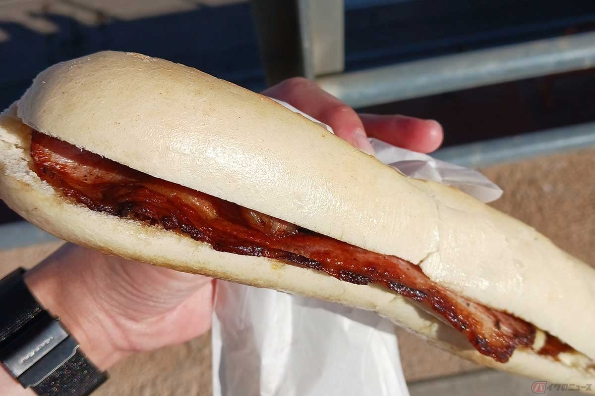 リカルド・トルモ・サーキットで食べた「ボカディージョ」。ベーコンとチーズだけなのに、反則的に美味しい
