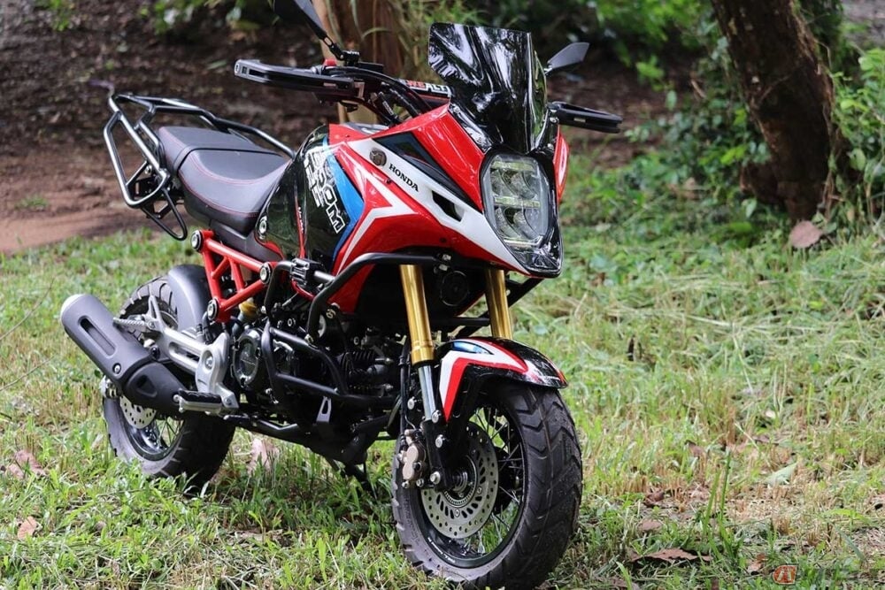 ホンダ「グロム」をアドベンチャー風の姿へ一新させるパーツキット装着車。250cc以下のため、検査はなく、書類のみで申請可能です
