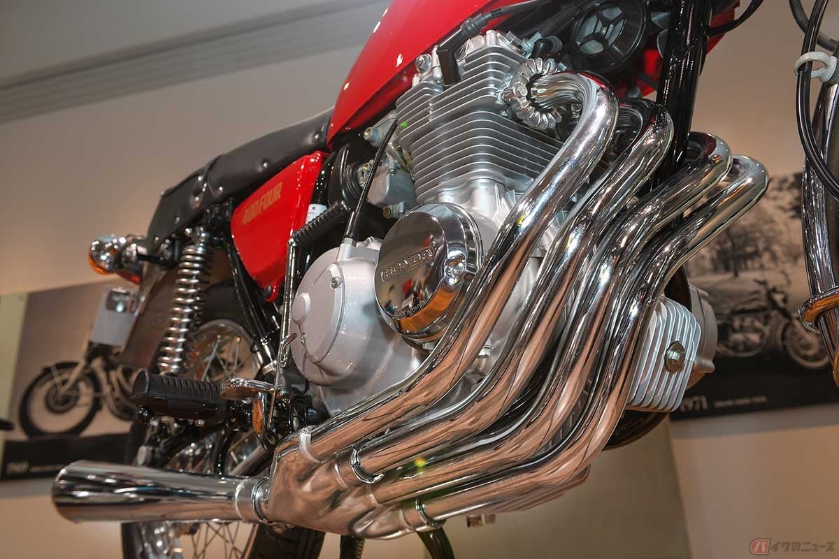 「CB400FOUR」の特徴である4本のエキゾーストパイプ。4本が並んだまま集合する美しい曲線