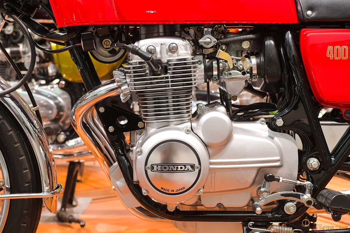 ホンダは各排気量帯に高性能な4気筒エンジンを投入。「CB400FOUR」の初期型の排気量は408ccだったが、その後398ccに