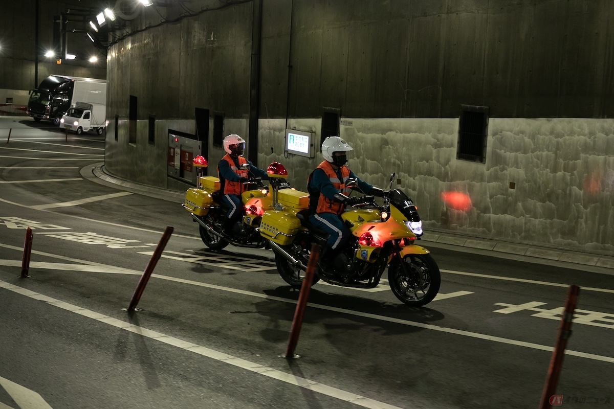 首都高内をパトロールする黄バイ隊(写真提供:首都高速道路株式会社)