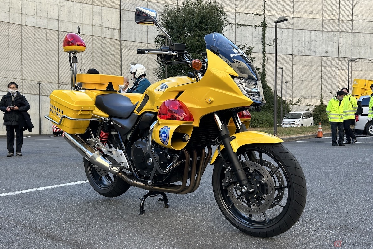 黄バイは400ccのホンダ「CB400SB(スーパーボルドール)」を採用している