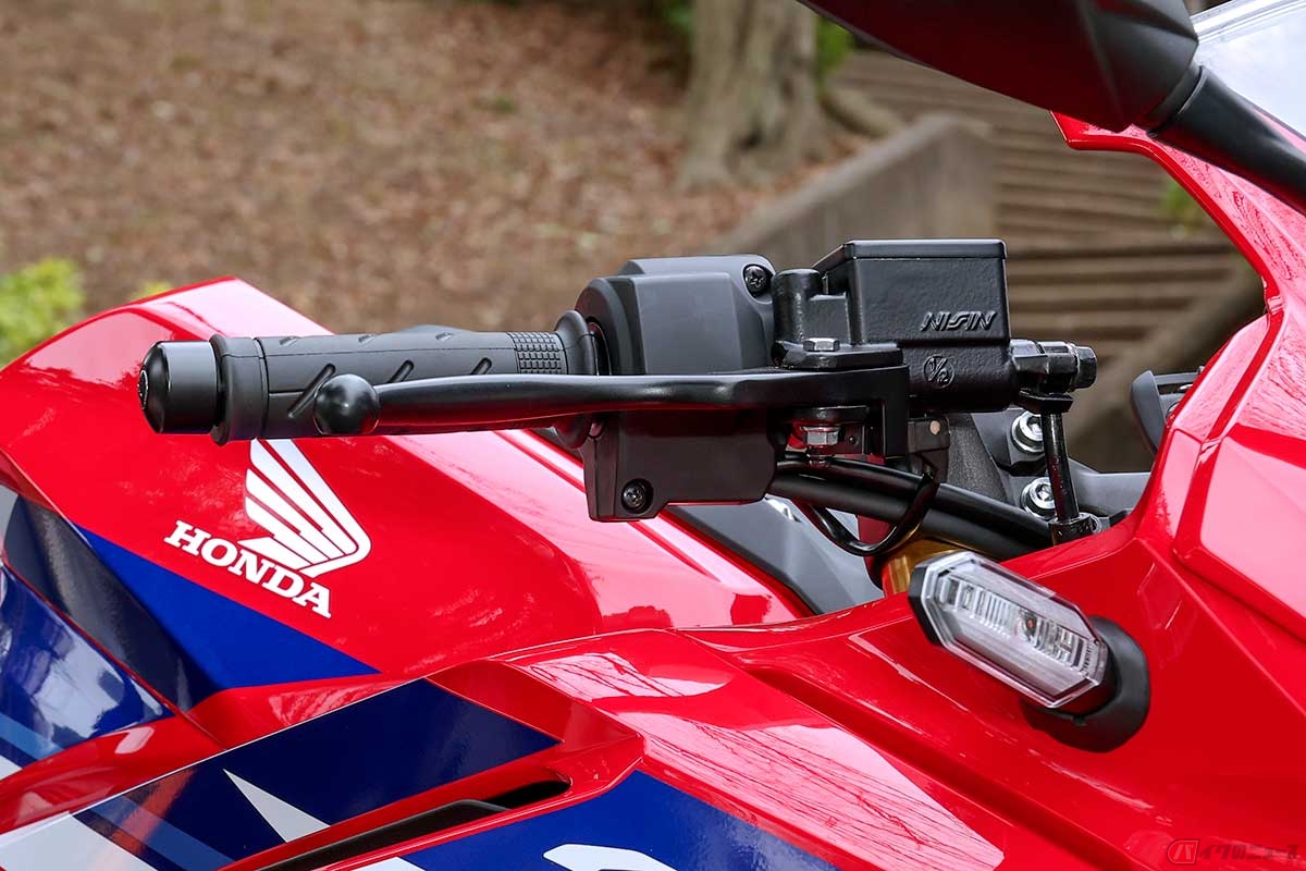 ホンダ「CBR250RR」のスロットル・バイ・ワイヤ（ライド・バイ・ワイヤと同義）のアクセルグリップ。機械式のケーブルが無いのでスッキリした外観