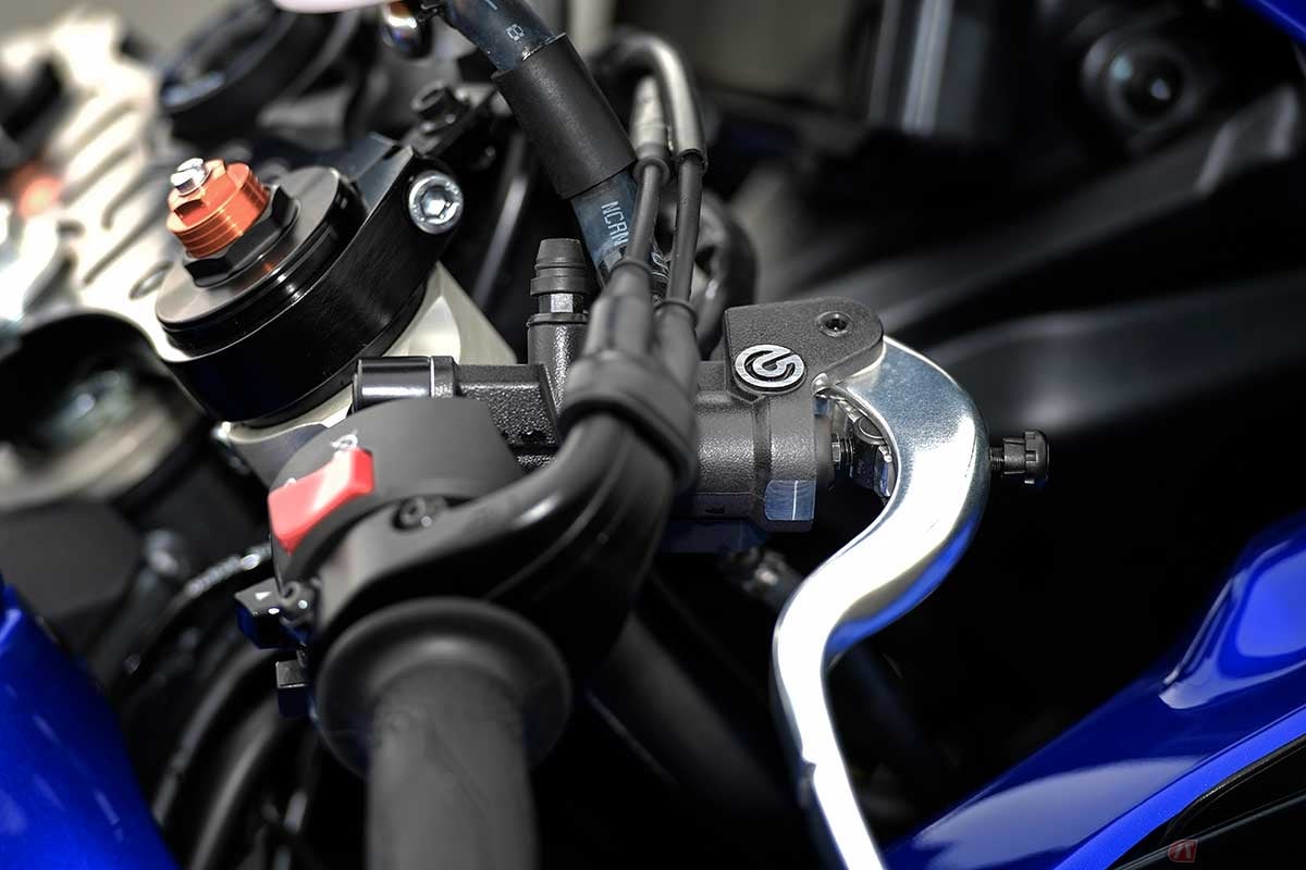 ラジアルマスターシリンダーは、ハンドルバー(グリップ)と90度に直交する配置。写真はヤマハ「YZF-R7」