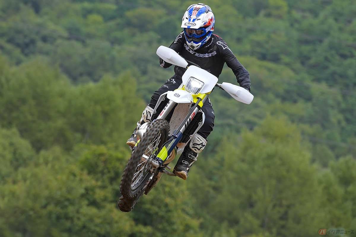 ハスクバーナ「TE 250」(2024年型)に試乗する筆者(青木タカオ)