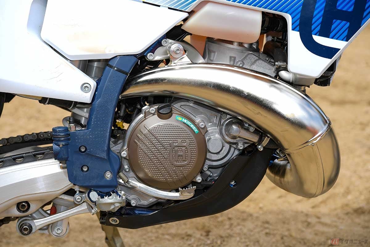 スロットルボディインジェクション(TBI)技術を採用した、排気量249ccの水冷2ストローク単気筒の新しいエンジンを搭載