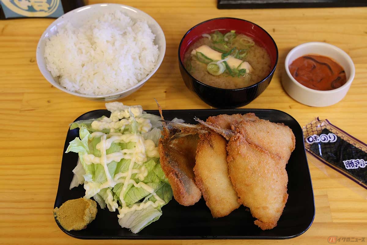 「三吉橋 フライ屋」の「ミックスフライ定食」をアレンジしてもらった「アジフライ定食」。ご飯とあら汁はセルフサービスで、小鉢にはイカの塩辛をチョイス