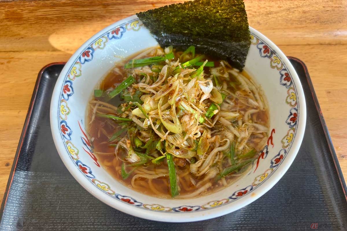関越道「深谷PA」（下り）でいただく「深谷ねぎ醤油ラーメン」（1000円）は、少しピリ辛に味付けされた深谷ねぎとニラが存在感を放っている