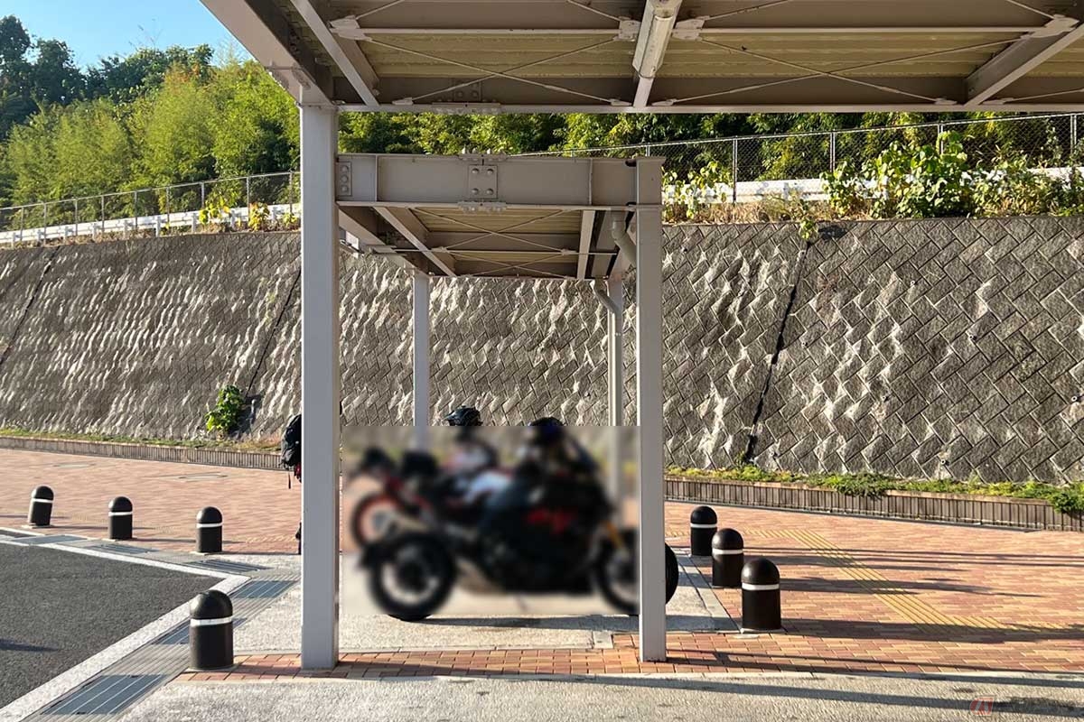 控えめながら、屋根付きで2輪専用の駐車スペースも完備
