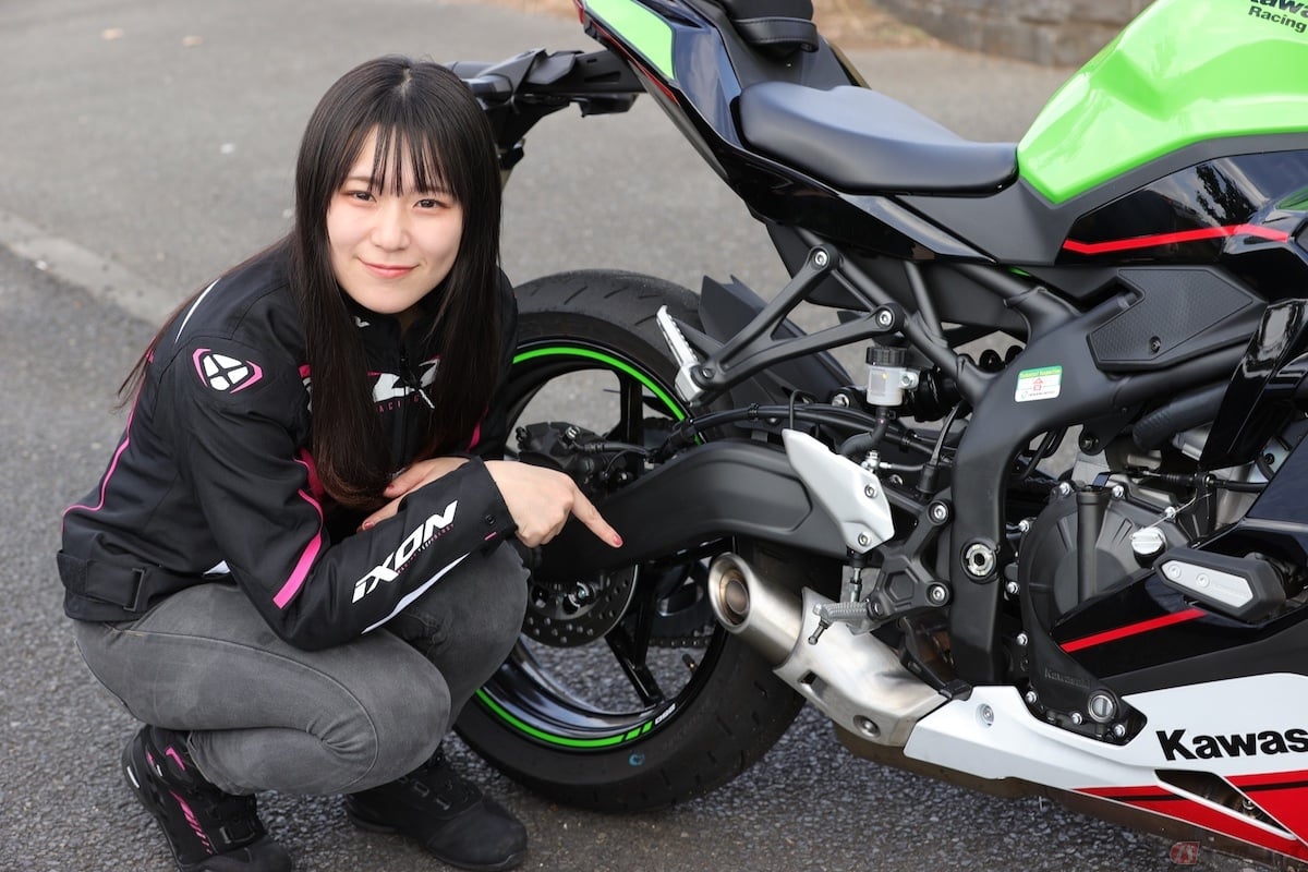 バイクのマフラーは、エンジンから後方に向かって伸びている部品