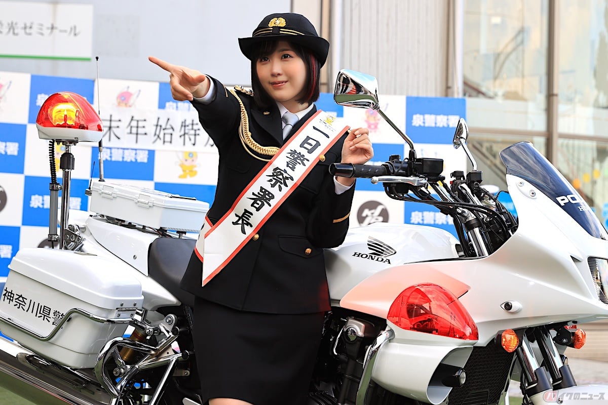 特別に白バイの赤色灯を回してサイレンも鳴らしてくれました