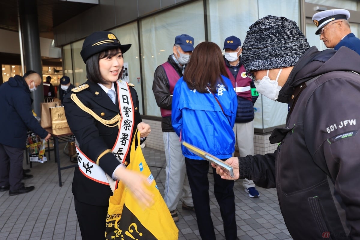 防犯協会の方々と一緒に街頭で広報活動