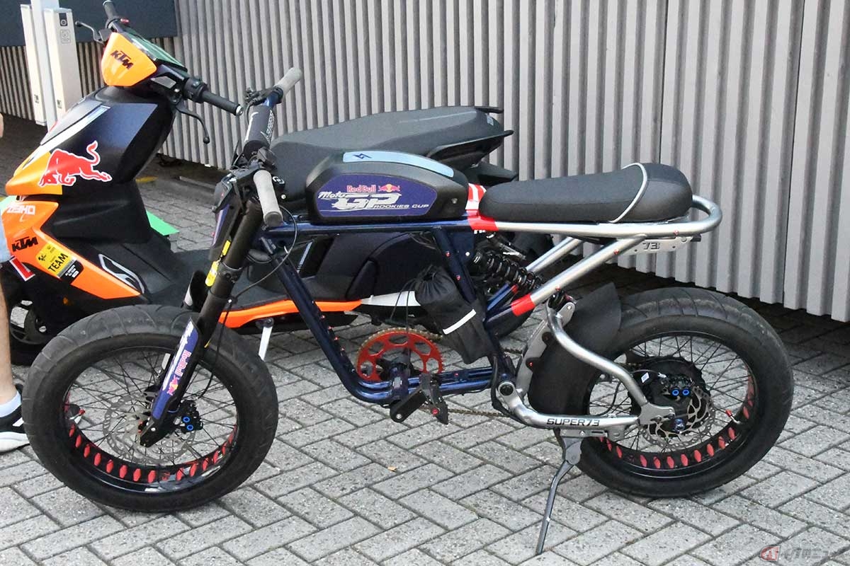 おそらく電動アシスト自転車だと思うが、メーカーやモデル名は不明。本当に様々なモビリティがパドックを走っている