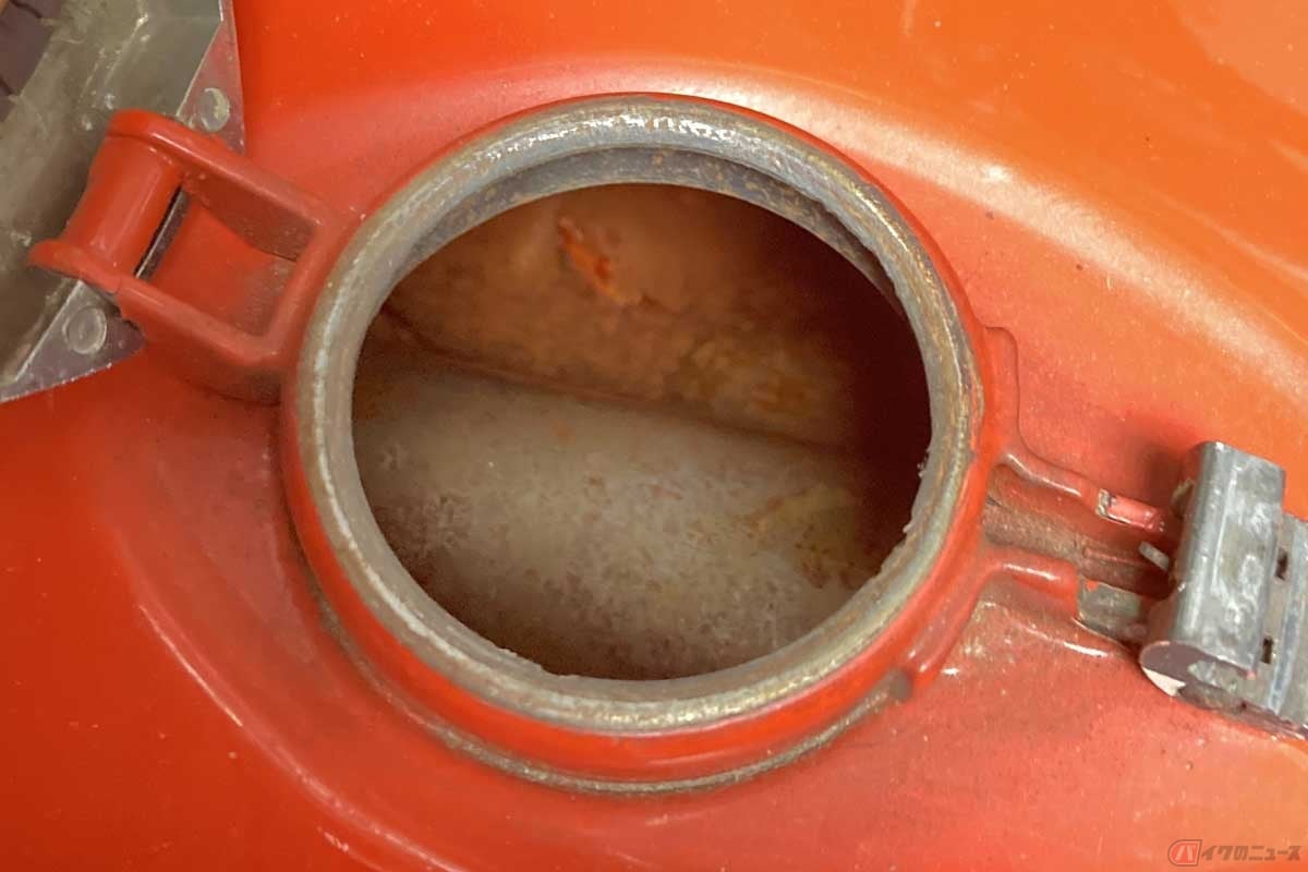 燃料タンクの中に発生したサビ