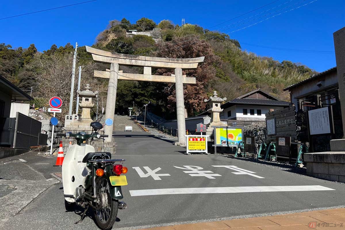 スーパーカブで「久能山東照宮」へ。参拝は、この高さ6.5mの石鳥居から始まる。大正4年に奉納された