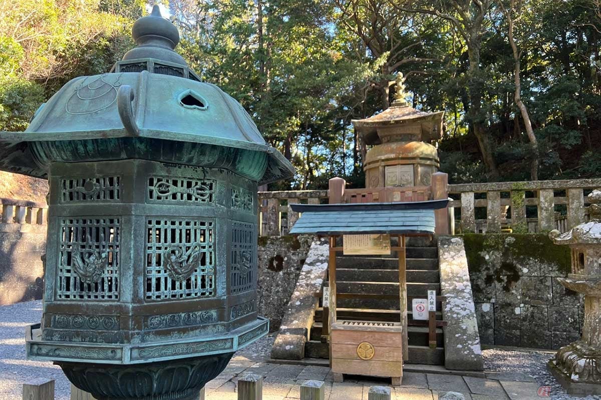 家康の遺命により、西向きとされた「神廟」に遺骸を埋葬。西には菩提寺である「大樹寺」、生誕地の「岡崎城」、そして両親が子授け祈願した「鳳来寺」がある。そしてその先には京の都があり、西へ睨みを効かせているという説もある