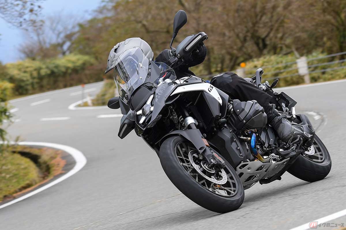 日本では2023年11月23日発売となったBMW Motorrad新型「R 1300 GS」に試乗する筆者(中村友彦)