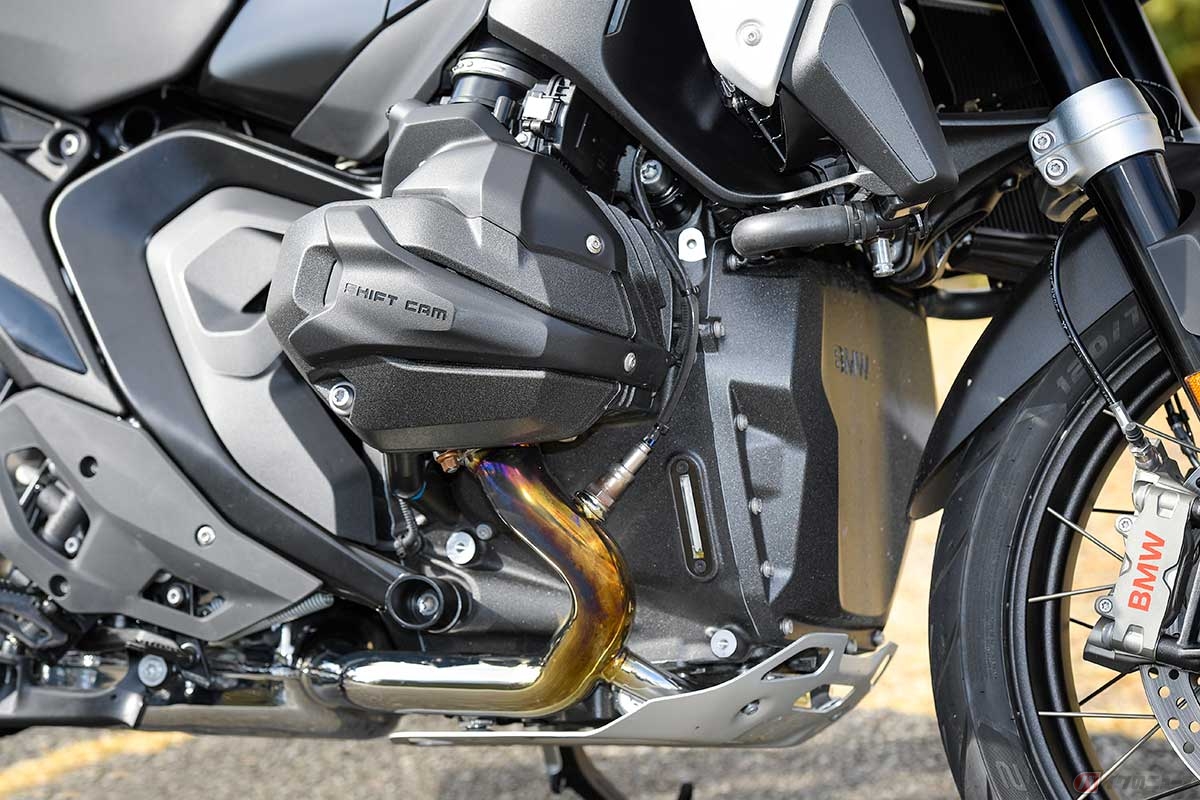 排気量1300ccの空水冷水平対向2気筒DOHCシフトカムエンジンを搭載。最高出力107kW(145.5PS)/7750rpm、最大トルク149Nm/6500rpmを発揮
