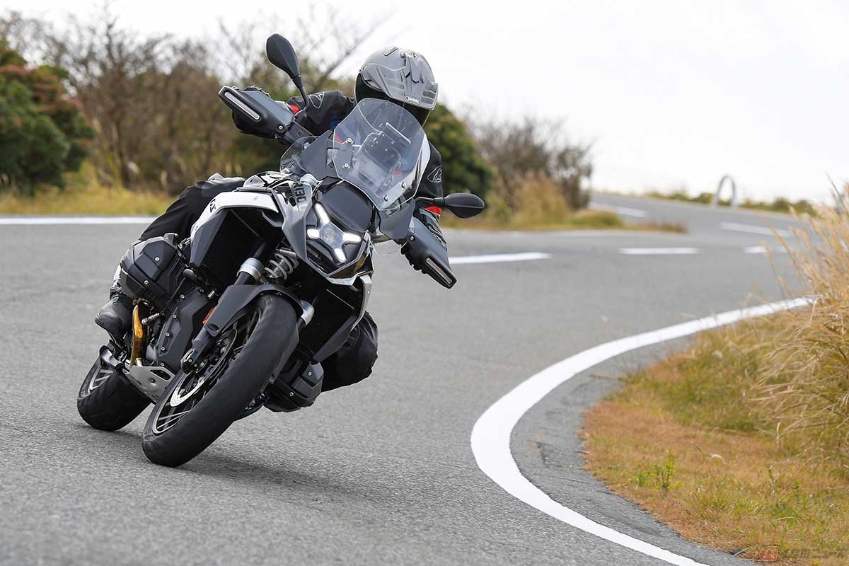 BMW Motorrad新型「R 1300 GS」に試乗する筆者（中村友彦）。懐疑心を持って臨んだものの、すぐに魅了され、その完成度の高さに驚く結果に