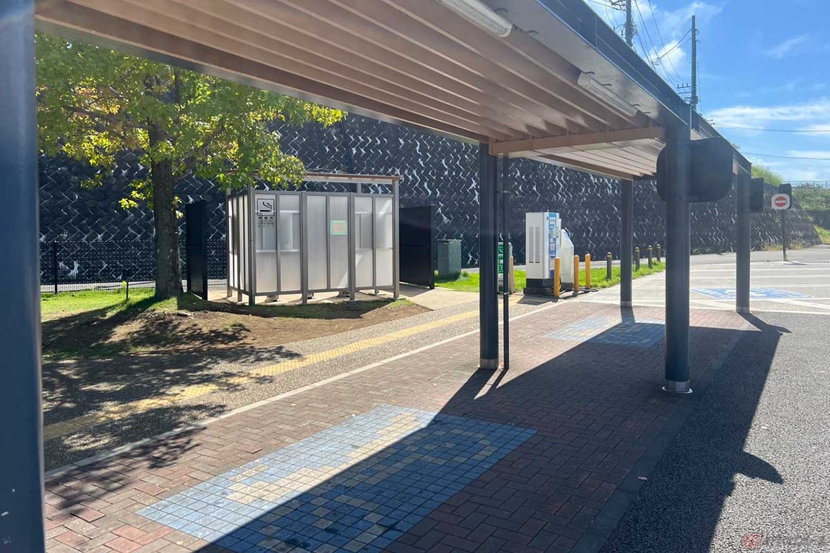 屋根も完備された2輪用の駐車スペースは広々として気持ちが良い