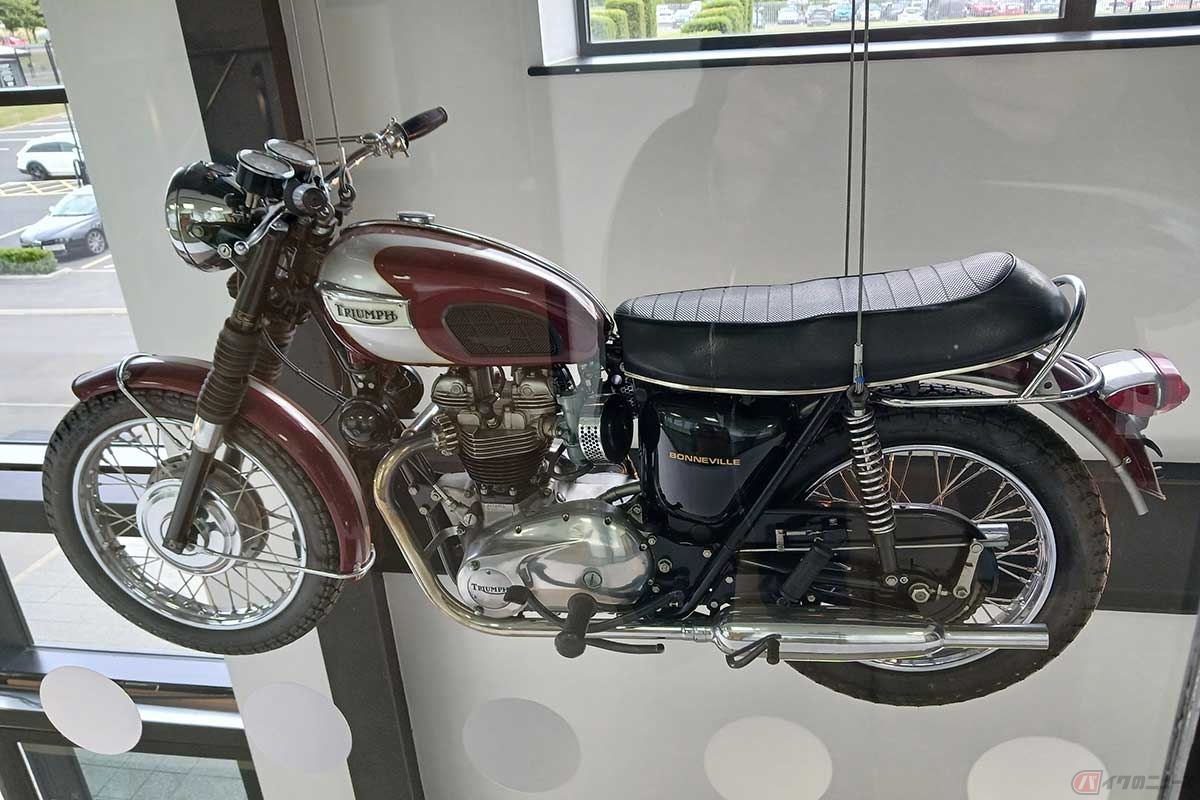 建物内で、バイクが宙づりになっていた。すごい演出