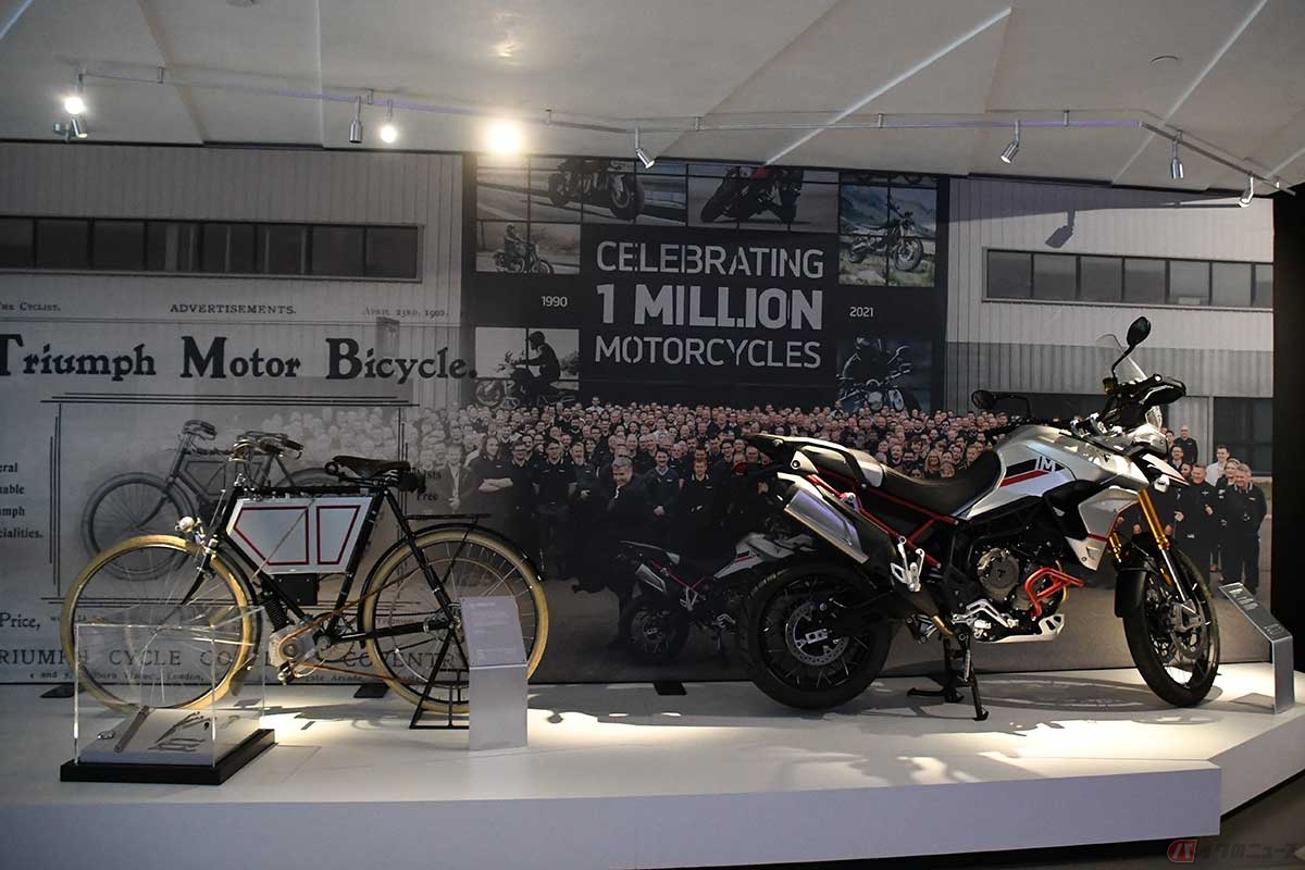 左の展示車両が、トライアンフ最初のプロトタイプ(1901年製)。ミネルヴァ社製のエンジンを搭載し、翌1902年より販売開始。右は、トライアンフがヒンクリーで復活した1990年から、生産100万台目を数えたモデル「タイガー900ラリープロ」