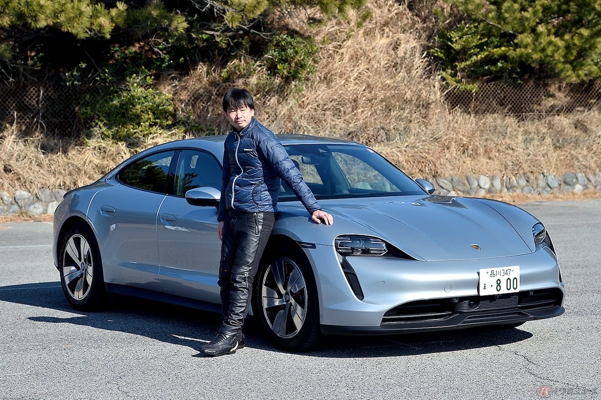 ポルシェのフル電動スポーツカー「タイカン」と筆者(青木タカオ)