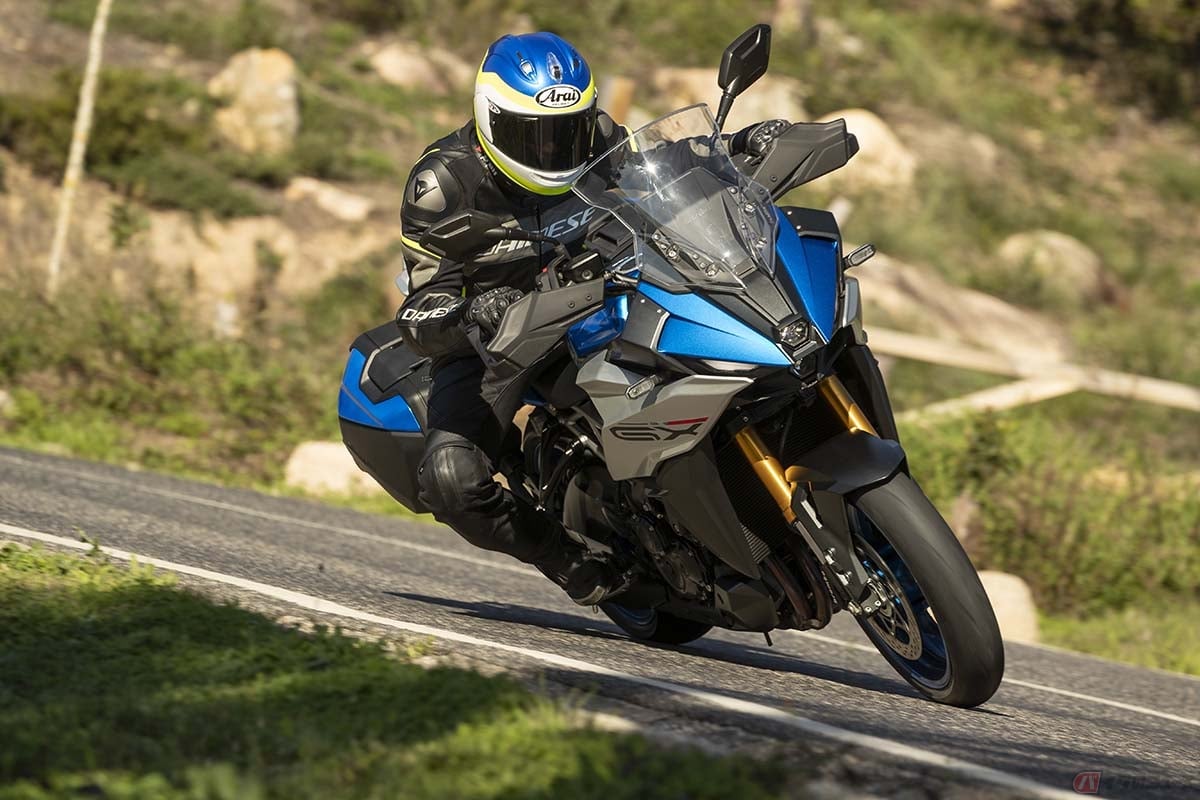 スズキの新型モデル「GSX-S1000GX」に乗る筆者(鈴木大五郎)