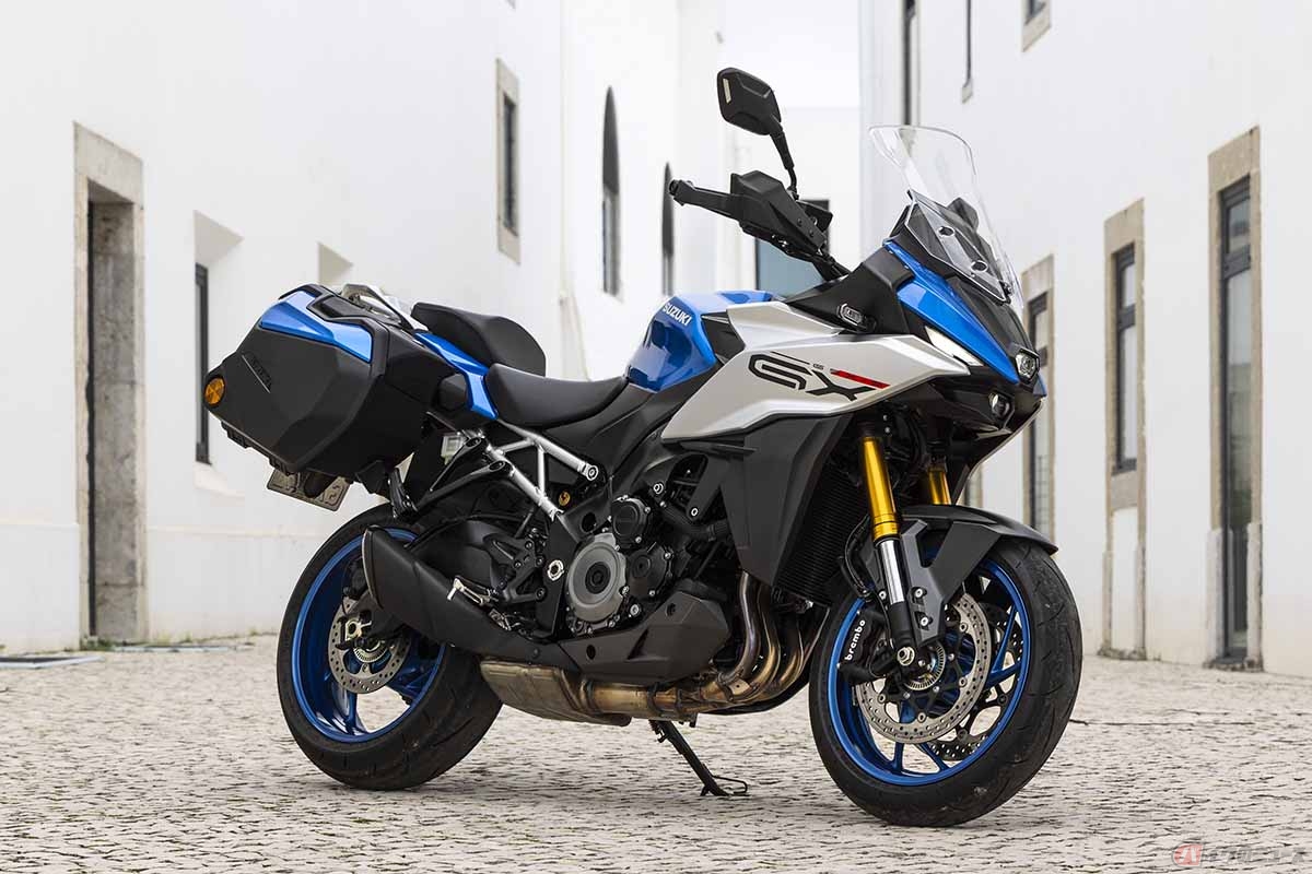 スズキ「GSX-S1000」シリーズの派生モデル「GSX-S1000GX」。シート高845mmのノーマルシートのほか、快適性を犠牲にしないローシートも用意されています