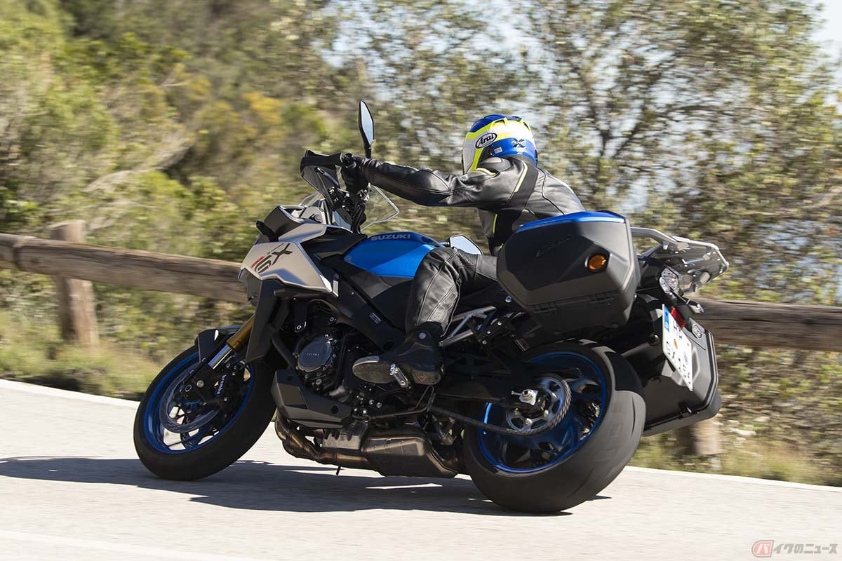 スズキの新型モデル「GSX-S1000GX」に乗る筆者(鈴木大五郎)