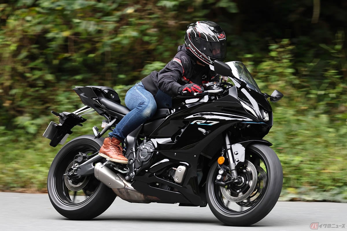 ヤマハ「YZF-R7」の走りを楽しむ筆者(先川知香)