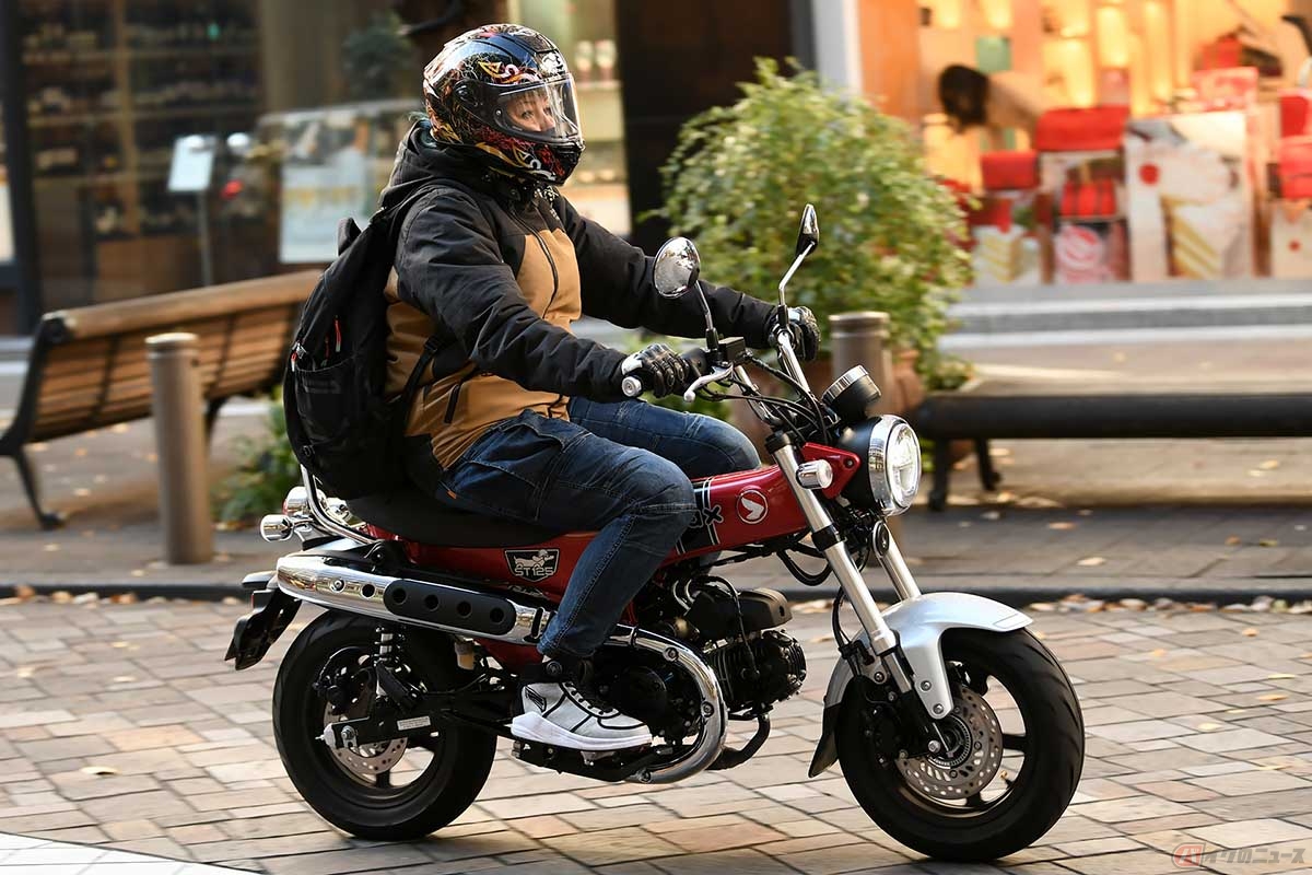 ホンダ「DAX」の走りを楽しむクリステル・チアリさん