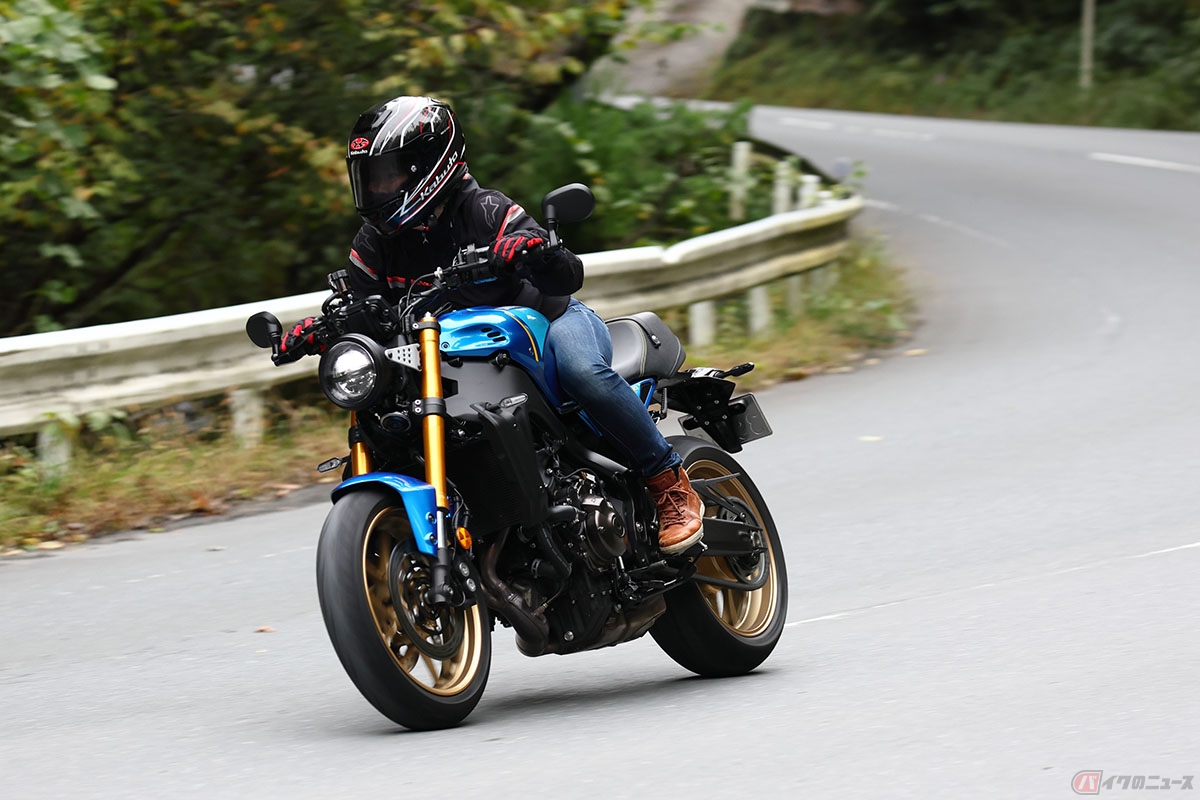 ヤマハ「XSR900」の走りを楽しむ筆者(先川知香)