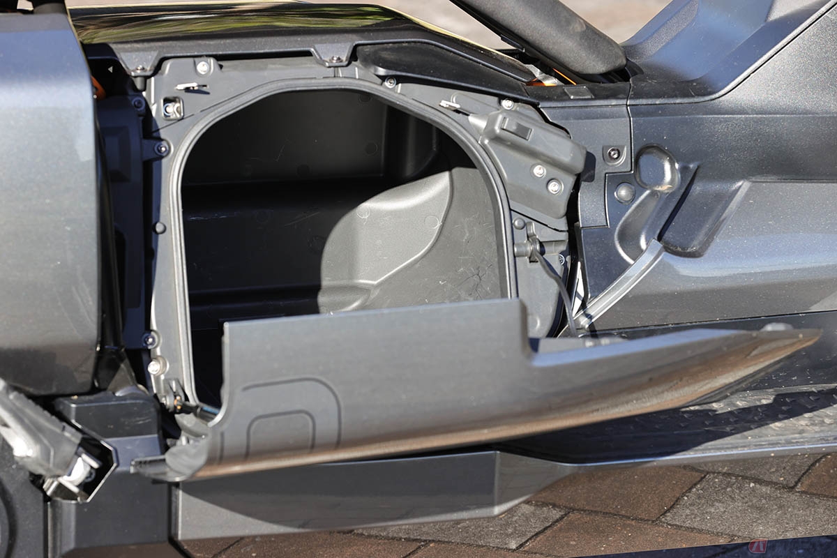 BMW Motorrad「CE04」の荷室