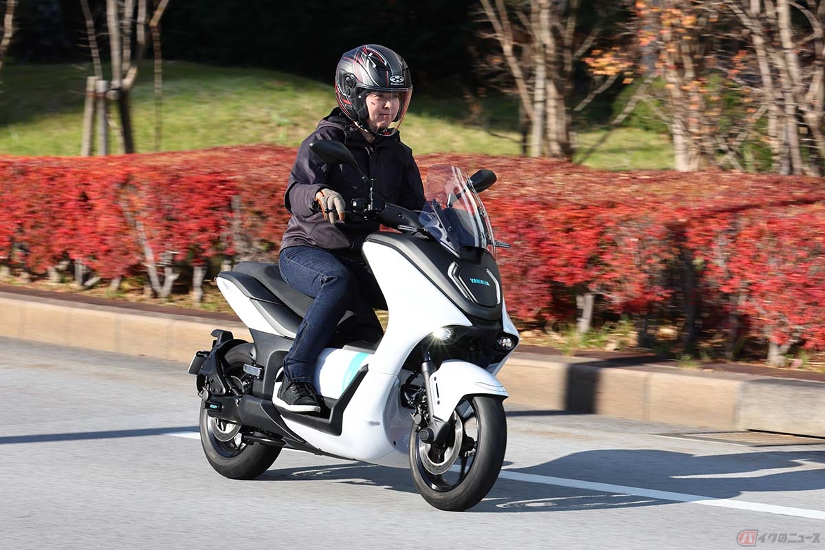 ヤマハ「E01」の走りを楽しむ筆者(先川知香)