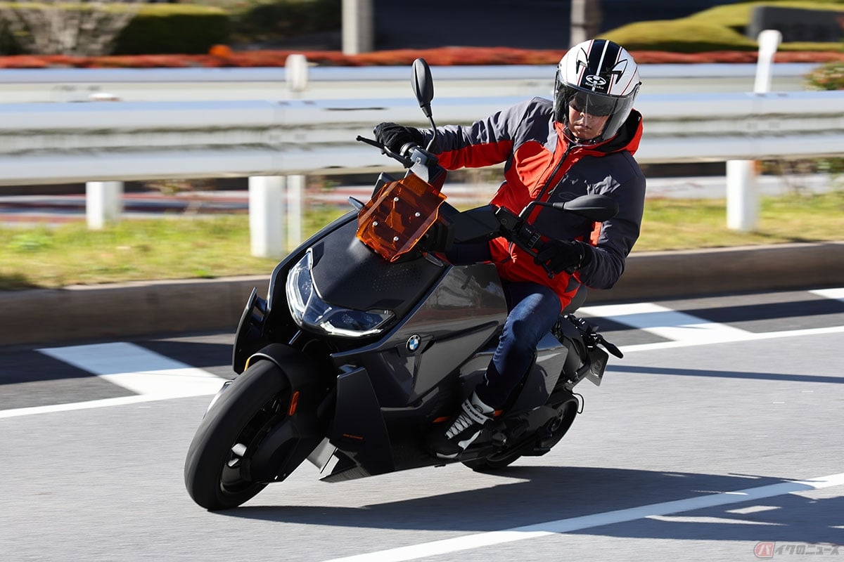 BMW Motorrad「CE04」の走りを楽しむ大久保光選手