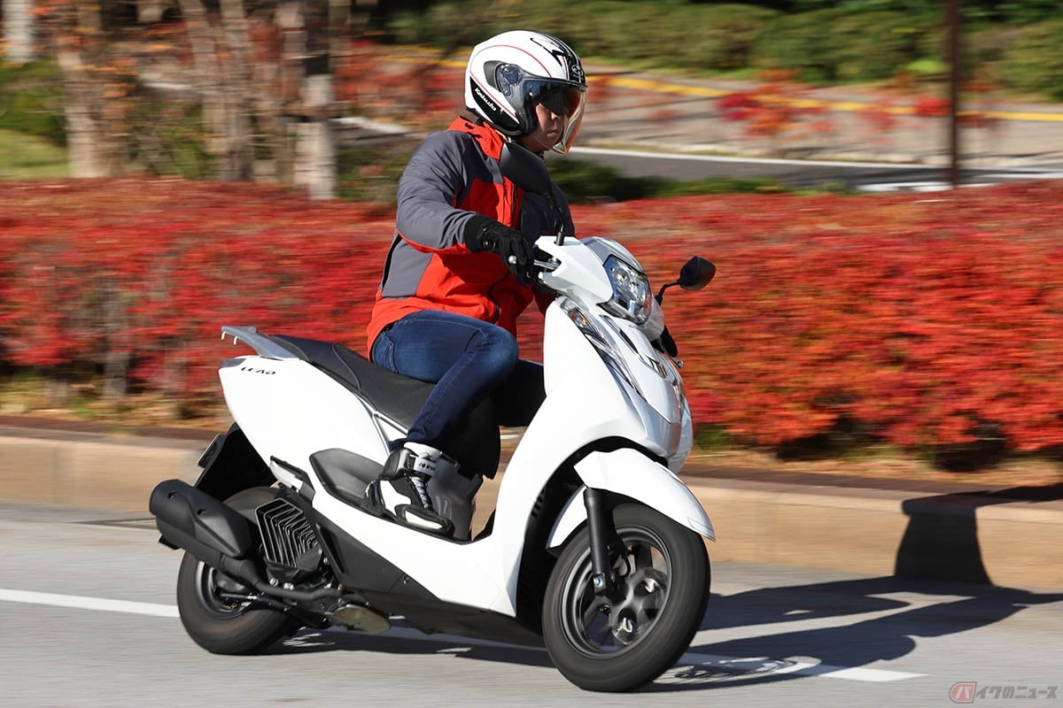 ホンダ「リード125」の走りを楽しむ大久保光選手