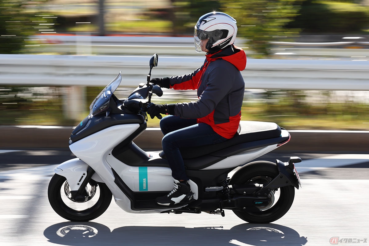 ヤマハ「E01」の走りを楽しむ大久保光選手
