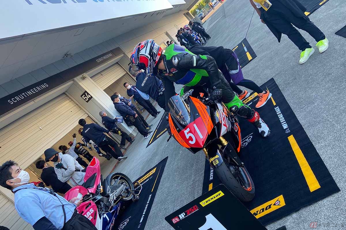 レース後パルクフェルメに戻ってきた大久保光選手