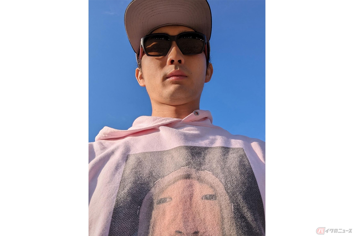 彼がサカオニbotさん。色んな人の顔写真をSNSで拾ってきてTシャツにするのが趣味。