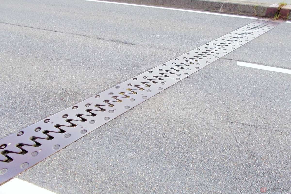 高速道路を管理するNEXCO各社では、ジョイントの数を減らす「ノージョイント化」への改修工事をおこなっている。