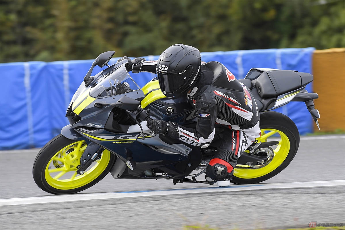 ヤマハ「YZF-R15」の走りを楽しむ大久保光選手