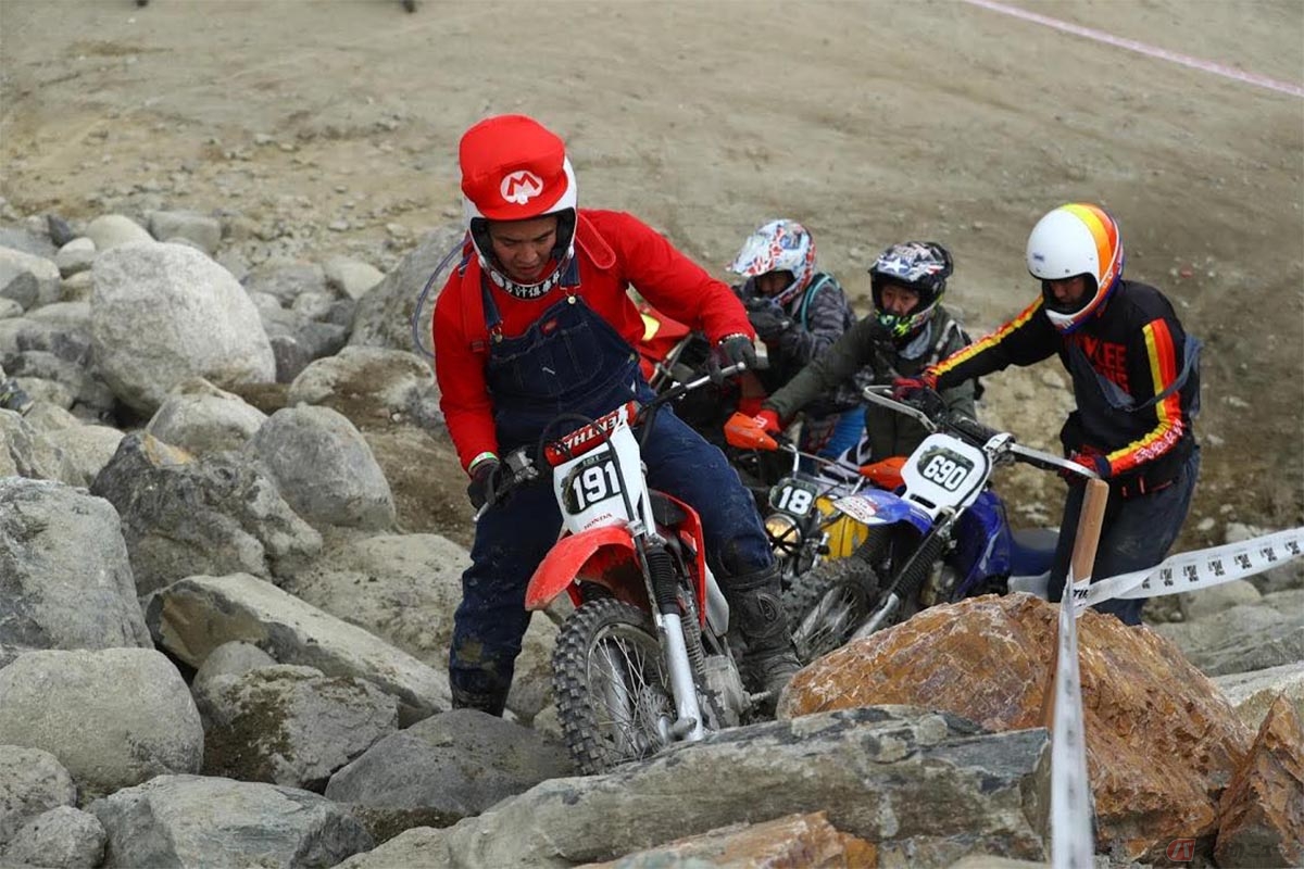 レース中の様子、パワーもないからバイクが飛んで行くこともないし、そのおかげでカメラマンも近くまで寄れる。なんて言うんですかね、一体感が楽しいんですよ。