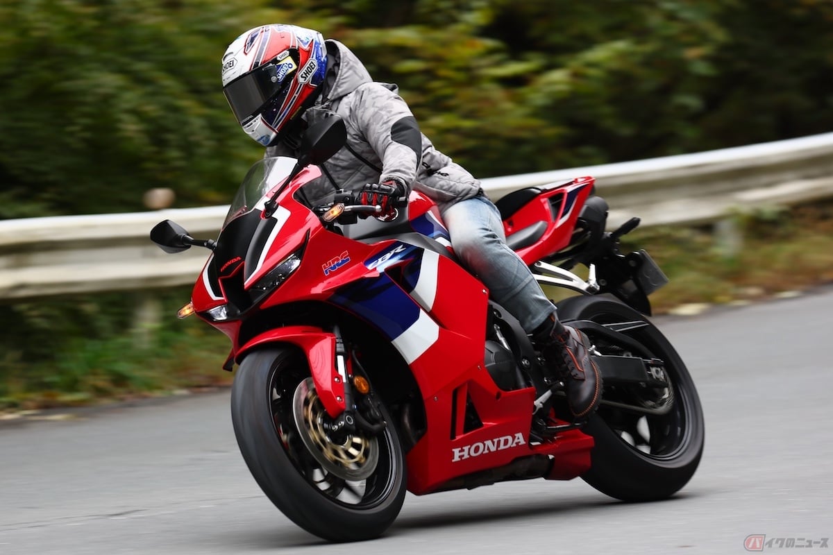 ホンダ「CBR600RR」の走りを楽しむレーシングライダーの石塚健選手