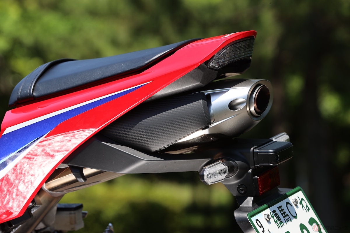 CBR600RRの特徴であるセンターアップのマフラー